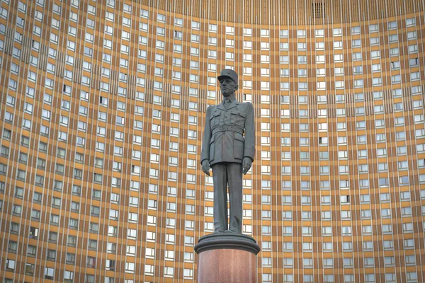 Moszkva, Jun, 8, 2017: Kilátás nyílik a híres francia elnök, Charles De Gaulle emlékmű előtt híres nemzetközi Hotel kozmoszban ívelt, épület, építészet szovjet-Oroszország. Világ híres műemlékek — Stock Fotó