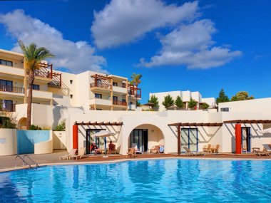 Rodos, Yunanistan, 19 Haziran 2005: Görünüm Yüzme Havuzu ve turist otel Miraluna Kiotari Bay. Geleneksel Yunan otel mimarisi. Dikdörtgen çizgili mimarisi. Ünlü Yunanistan tatil turları.