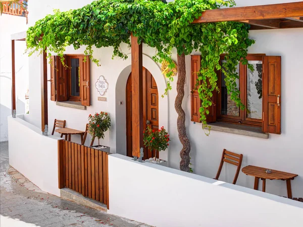 RHODES ISLAND, GREECE, JUN 25, 2015: Vista sobre a villa branca grega Panthea para turistas e convidados. Arquitetura clássica grega do hotel. Grécia ilha feriados passeios viagem férias viagem — Fotografia de Stock