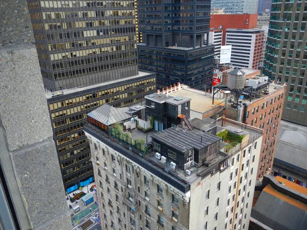 Нью-Йорк, Манхеттен, 25 жовтня 2013: Вид на Нью-Йорк хмарочосів будівель. Нью-Йорк старих дахів будівель і вулиць. Традиційний класичний американський архітектури. Знамениті визначні пам'ятки Нью-Йорка — стокове фото