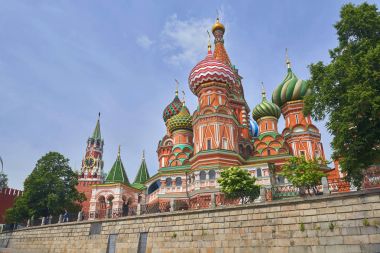 Moskova Kızıl Meydan, Kremlin kuleleri, yıldız ve saat Kuranti, Aziz Basil Katedrali kilise görüntüleyin. Moskova Kızıl Meydan Aziz Basil Katedrali Kilisesi. Ünlü gezi noktaları Moskova tatil turları