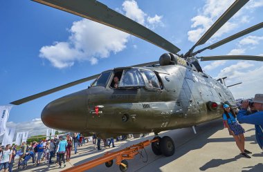 Zhukovsky, Rusya, 21 Temmuz 2017: Havacılık ve uzay uçak sergi Maks 2017. En büyük tek rotorlu Rus helikopteri Mi-26t2 taşıma ve kurtarma amaçlı. Dünyanın en büyük nakliye helikopteri
