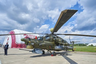 Zhukovsky, Rusya, 21 Temmuz 2017: Havacılık ve uzay uçak sergi Maks 2017. Yeni değiştirilmiş savaş helikopteri Mi-28nm (Apache Analog). Rus ordusunun askeri helikopterler. Rus askeri Hava Kuvvetleri