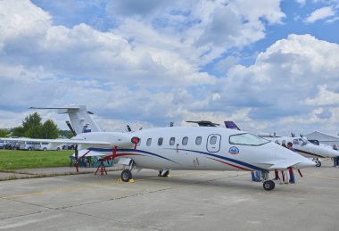 Zhukovsky, Rusya, 21 Temmuz 2017: Havacılık ve uzay uçak sergi Maks 2017. Beyaz motorlu uçak Piaggio 180 Avanti II. Aerocontrol. Sivil ışık İtalyan uçaklar. Yaz mavi gökyüzü