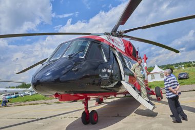 Zhukovsky, Rusya, 21 Temmuz 2017: Havacılık ve uzay uçak sergi Maks 2017. Kırmızı Siyah Beyaz Rus helikopteri Mi-38-2 sivil amaçlı. Ünlü Rus helikopteri. Sivil taşıma Havacılık pilot