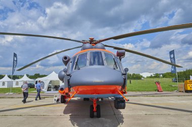 Zhukovsky, Rusya, 21 Temmuz 2017: Havacılık ve uzay uçak sergi Maks 2017. Kırmızı gri Rus helikopteri Mi-117sh sivil amaçlı. Ünlü Rus helikopteri. Sivil taşıma Havacılık