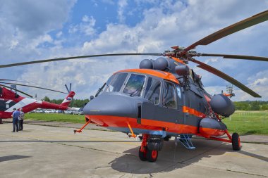 Zhukovsky, Rusya, 21 Temmuz 2017: Havacılık ve uzay uçak sergi Maks 2017. Kırmızı gri Rus helikopteri Mi-117sh sivil amaçlı. Ünlü Rus helikopteri. Sivil taşıma Havacılık