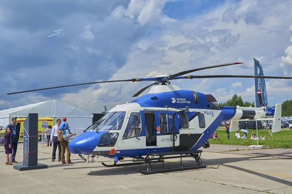 Zhukovsky, Rusya, 21 Temmuz 2017: Havacılık ve uzay uçak sergi Maks 2017. Rus helikopteri Kvz Ansat sivil amaçlı. Polis helicapter mavi beyaz renk. Kazan helikopter