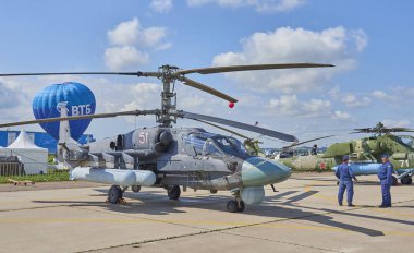 Zhukovsky, Rusya, 21 Temmuz 2017: Havacılık ve uzay uçak sergi Maks 2017. Yeni nesil savaş helikopteri Ka-52 (Kamov) timsah. Rus askeri helikopterler. Rus askeri Hava Kuvvetleri