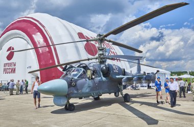 Zhukovsky, Rusya, 21 Temmuz 2017: Havacılık ve uzay uçak sergi Maks 2017. Yeni nesil savaş helikopteri Ka-52 (Kamov) timsah. Rus askeri helikopterler. Rus askeri Hava Kuvvetleri
