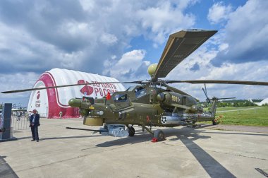Zhukovsky, Rusya, 21 Temmuz 2017: Havacılık ve uzay uçak sergi Maks 2017. Yeni değiştirilmiş savaş helikopteri Mi-28nm (Apache Analog). Rus ordusunun askeri helikopterler. Rus askeri Hava Kuvvetleri