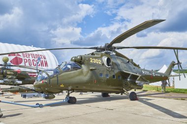 Zhukovsky, Rusya, 21 Temmuz 2017: Havacılık ve uzay uçak sergi Maks 2017. Yeni savaş helikopteri Mi-24. Rus ordusunun askeri helikopterler. Rus askeri Hava Kuvvetleri. Ünlü Rus helikopteri