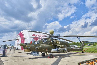Zhukovsky, Rusya, 21 Temmuz 2017: Havacılık ve uzay uçak sergi Maks 2017. Yeni değiştirilmiş savaş helikopteri Mi-28nm (Apache Analog). Rus ordusunun askeri helikopterler. Rus askeri Hava Kuvvetleri