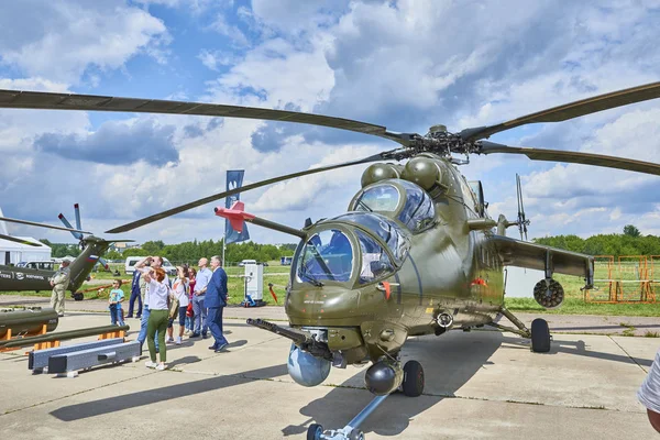 Zhukovsky, Rusya, 21 Temmuz 2017: Havacılık ve uzay uçak sergi Maks 2017. Yeni savaş helikopteri Mi-24. Rus ordusunun askeri helikopterler. Rus askeri Hava Kuvvetleri. Ünlü Rus helikopteri