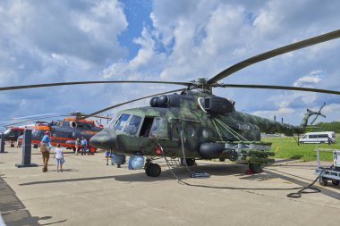 Zhukovsky, Rusya, 21 Temmuz 2017: Havacılık ve uzay uçak sergi Maks 2017. Yeşil piksel kamuflaj Rus askeri Mi-8 helikopter. Silahlı ünlü Rus helikopteri Mi-8 zırhlı. Rus miitary helikopter