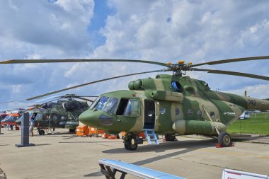 Zhukovsky, Rusya, 21 Temmuz 2017: Havacılık ve uzay uçak sergi Maks 2017. Yeşil kamuflaj Rus sivil asker çok amaçlı helikopter mı-17v-5 (Mi-8 platformu) taşıma. Rus miitary helikopter