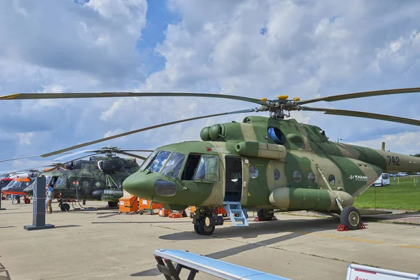 Zhukovsky, Rusya, 21 Temmuz 2017: Havacılık ve uzay uçak sergi Maks 2017. Yeşil kamuflaj Rus sivil asker çok amaçlı helikopter mı-17v-5 (Mi-8 platformu) taşıma. Rus miitary helikopter