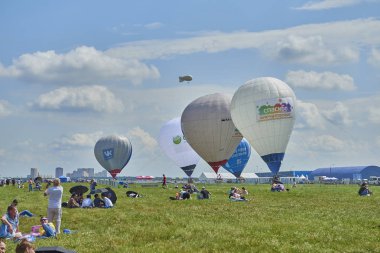 Zhukovsky, Rusya, 21 Temmuz 2017: Havacılık ve uzay uçak sergi Maks 2017. Aerostats balon yeşil airdrome, hava sıcak hava baloons gösteri yaz güneşli bir günde mavi bulutlu gökyüzü üzerinde seyreden hava