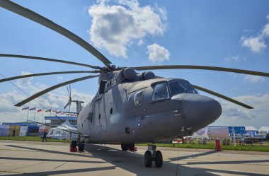 Zhukovsky, Rusya, 21 Temmuz 2017: Havacılık ve uzay uçak sergi Maks 2017. En büyük tek rotorlu Rus helikopteri Mi-26 taşıma ve kurtarma amaçlı. Dünyanın en büyük nakliye helikopteri