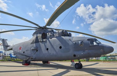 Zhukovsky, Rusya, 21 Temmuz 2017: Havacılık ve uzay uçak sergi Maks 2017. En büyük tek rotorlu Rus helikopteri Mi-26 taşıma ve kurtarma amaçlı. Dünyanın en büyük nakliye helikopteri
