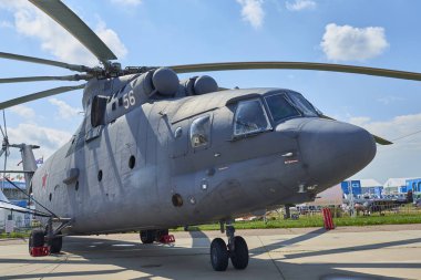 Zhukovsky, Rusya, 21 Temmuz 2017: Havacılık ve uzay uçak sergi Maks 2017. En büyük tek rotorlu Rus helikopteri Mi-26 taşıma ve kurtarma amaçlı. Dünyanın en büyük nakliye helikopteri