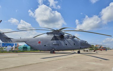 Zhukovsky, Rusya, 21 Temmuz 2017: Havacılık ve uzay uçak sergi Maks 2017. En büyük tek rotorlu Rus helikopteri Mi-26 taşıma ve kurtarma amaçlı. Dünyanın en büyük nakliye helikopteri