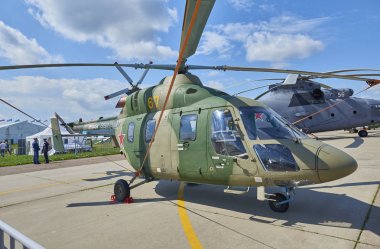 Zhukovsky, Rusya, 21 Temmuz 2017: Havacılık ve uzay uçak sergi Maks 2017. Yeşil kamuflaj gaz türbini hafif Rus helikopteri Ansat-U. Çok amaçlı helikopter pilotlar eğitim için. Rus helikopteri