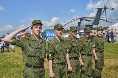 Zhukovsky, Rusya, 21 Temmuz 2017: Havacılık ve uzay uçak sergi Maks 2017. Yeşil orman kamuflaj genç Rus askerleri exhibetion alan fotoğrafçı için poz olan. Rus Ordusu askerleri