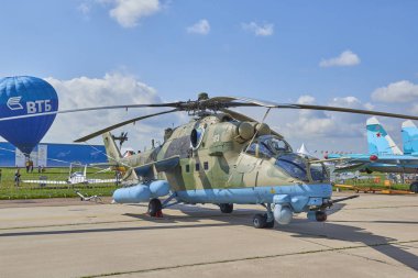 Zhukovsky, Rusya, 21 Temmuz 2017: Havacılık ve uzay uçak sergi Maks 2017. Efsanevi askeri helikopter Mi-24. Rus askeri helikopterler. Rus askeri Hava Kuvvetleri