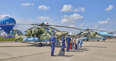 Zhukovsky, Rusya, 21 Temmuz 2017: Havacılık ve uzay uçak sergi Maks 2017. Fuarı ziyaret edenler Rus helikopteri izliyor. Rus askeri helikopterler Mi-28, Mi-24. Ünlü dünya uçak