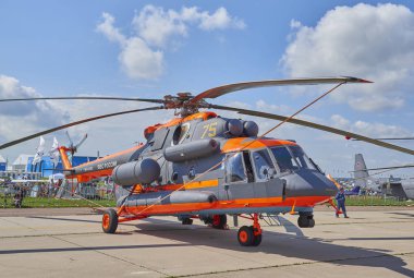 Zhukovsky, Rusya, 21 Temmuz 2017: Havacılık ve uzay uçak sergi Maks 2017. Turuncu Gri çok amaçlı Rus helikopteri Mi-8amtsh-VA Rus helikopteri. Sivil askeri nakliye Havacılık
