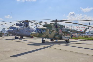 Zhukovsky, Rusya, 21 Temmuz 2017: Havacılık ve uzay uçak sergi Maks 2017. Yeşil kamuflaj Rus askeri Mi-8 helikopter. Silahlı ünlü Rus helikopteri Mi-8 zırhlı. Rus ordusunun askeri helikopter