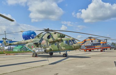 Zhukovsky, Rusya, 21 Temmuz 2017: Havacılık ve uzay uçak sergi Maks 2017. Yeşil kamuflaj Rus askeri Mi-8 helikopter. Silahlı ünlü Rus helikopteri Mi-8 zırhlı. Rus ordusunun askeri helikopter