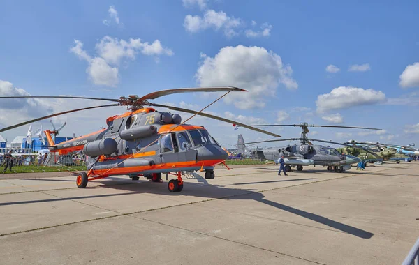 Zhukovsky, Rusya, 21 Temmuz 2017: Havacılık ve uzay uçak sergi Maks 2017. Turuncu Gri çok amaçlı Rus helikopteri Mi-8amtsh-VA Rus helikopteri. Sivil askeri nakliye Havacılık