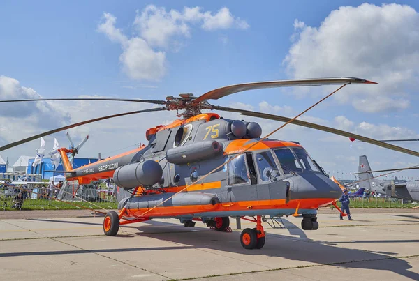 Zhukovsky, Rusya, 21 Temmuz 2017: Havacılık ve uzay uçak sergi Maks 2017. Turuncu Gri çok amaçlı Rus helikopteri Mi-8amtsh-VA Rus helikopteri. Sivil askeri nakliye Havacılık