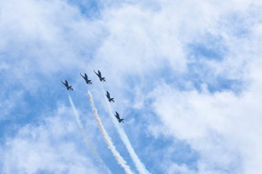 Spor akrobasi ekibi buhar yollar mavi gökyüzünde uçak. Uçak beyaz buhar yollar parça arka plan. Uçak akrobasi manevra dublör. Dublör akrobasi ekibi buharı yollar uçakları