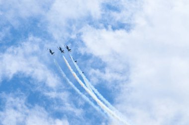 Spor akrobasi ekibi buhar yollar mavi gökyüzünde uçak. Uçak beyaz buhar yollar parça arka plan. Uçak akrobasi manevra dublör. Dublör akrobasi ekibi buharı yollar uçakları