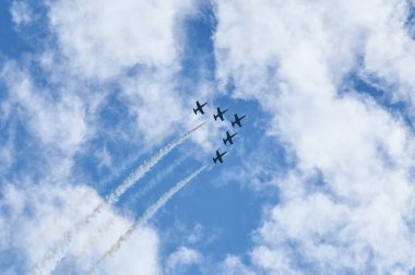 Spor akrobasi ekibi buhar yollar mavi gökyüzünde uçak. Uçak beyaz buhar yollar parça arka plan. Uçak akrobasi manevra dublör. Dublör akrobasi ekibi buharı yollar uçakları