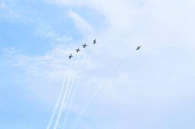 Spor akrobasi ekibi buhar yollar mavi gökyüzünde uçak. Uçak beyaz buhar yollar parça arka plan. Uçak akrobasi manevra dublör. Dublör akrobasi ekibi buharı yollar uçakları