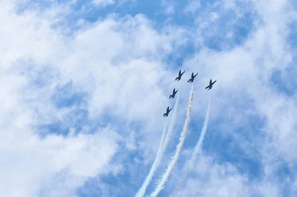 Спортивные самолеты аэробатическая команда пара тропы в голубом небе. Следы белого пара в самолете ведут на задний план. Самолетный аэробатический трюк. Паровые трассы самолётов-каскадёров — стоковое фото