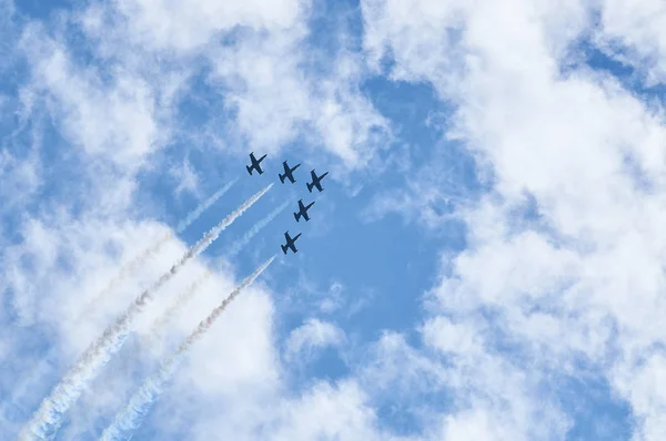 Спортивные самолеты аэробатическая команда пара тропы в голубом небе. Следы белого пара в самолете ведут на задний план. Самолетный аэробатический трюк. Паровые трассы самолётов-каскадёров — стоковое фото