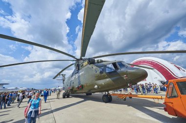 Zhukovsky, Rusya, 21 Temmuz 2017: Havacılık ve uzay uçak sergi Maks 2017. En büyük tek rotorlu Rus helikopteri Mi-26t2 taşıma ve kurtarma amaçlı. Dünyanın en büyük nakliye helikopteri