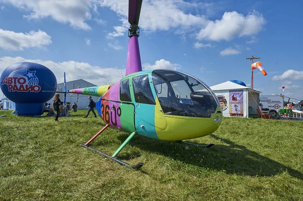 ZHUKOVSKY, Rusia, JUL. 21, 2017: Exposición aeronáutica MAKS 2017. Helicóptero Robinson privado de luz de colores. Helicópteros ligeros de lujo para pasajeros. Transporte civil aviación —  Fotos de Stock