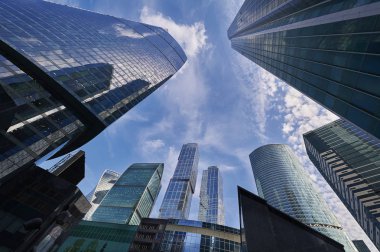 Moskova büyük iş merkezi Moscow City gökdelen kuleleri görüntüleyin. Gökdelenler ofis binaları, lüks daireler. Moskova şehir binalar geniş açı panorama. Modern Avrupa Rusya mimarisi