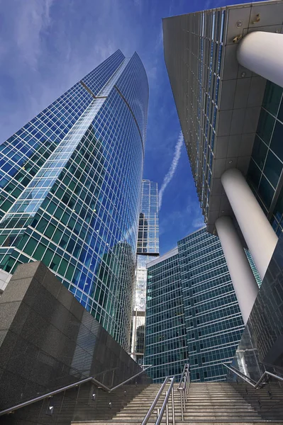 Dikey geniş açı görünümü Moskova en büyük iş üzerinde Moscow City gökdelen kuleleri ortalayın. Gökdelenler ofis binaları, lüks daireler. Moskova şehir panoraması. Modern Avrupa Rusya mimarisi