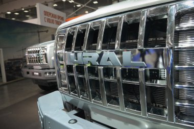 Moskova, Eylül, 5, 2017: Görünüm Ural kamyon ve araba radyatör logosuna kadar yakın. Sivil askeri nakliye için yol kargo kamyon. Ticari taşıma sergi Kom-2017 üzerinde durmak