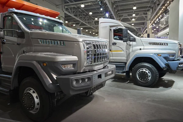 MOSCÚ, SEP, 5, 2017: Ver en serie todoterreno camión de barro URAL para zonas de difícil acceso. Camiones de carga todoterreno para transporte militar civil. Exposición Comercial de Transporte ComTrans-2017 — Foto de Stock