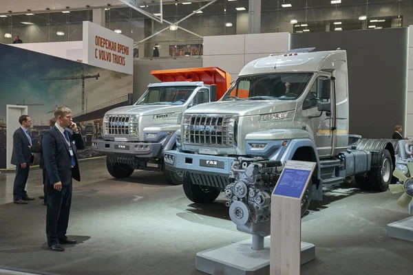 MOSCOW, SEP, 5, 2017: View on serial off-road URAL mud truck for hard to reach areas. Off road cargo trucks for civil military transportation. People on Commercial Transport Exhibition ComTrans-2017 — Stock Photo, Image