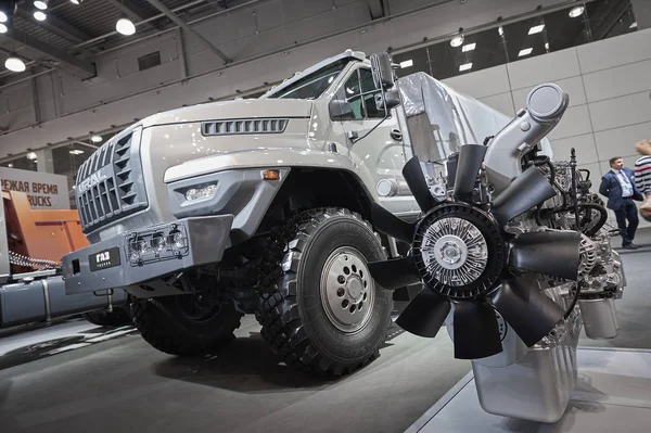 MOSCÚ, SEP, 5, 2017: Ver en serie todoterreno camión de barro URAL para zonas de difícil acceso. Camiones de carga todoterreno para transporte militar civil. Exposición Comercial de Transporte ComTrans-2017 — Foto de Stock