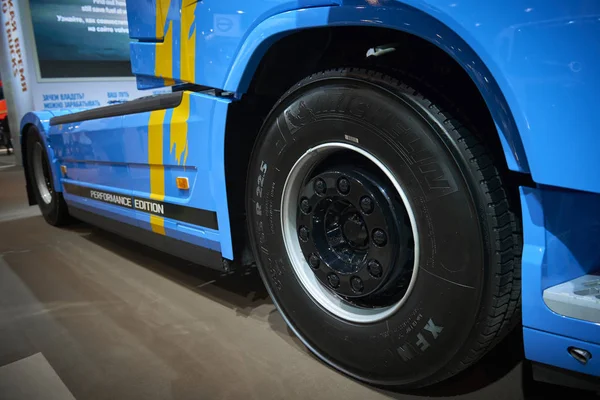 MOSCÚ, SEP, 5, 2017: Vista lateral de cerca del camión de refuerzo azul Volvo FH 540 en la exposición de transporte comercial ComTrans-2017. Camiones Volvo. Eje de rueda de camión de cerca. Llanta llanta neumático camión — Foto de Stock